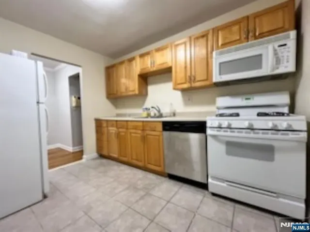 $1,950 | 2320 Linwood Avenue, Unit 5C, Fort Lee, NJ 07024