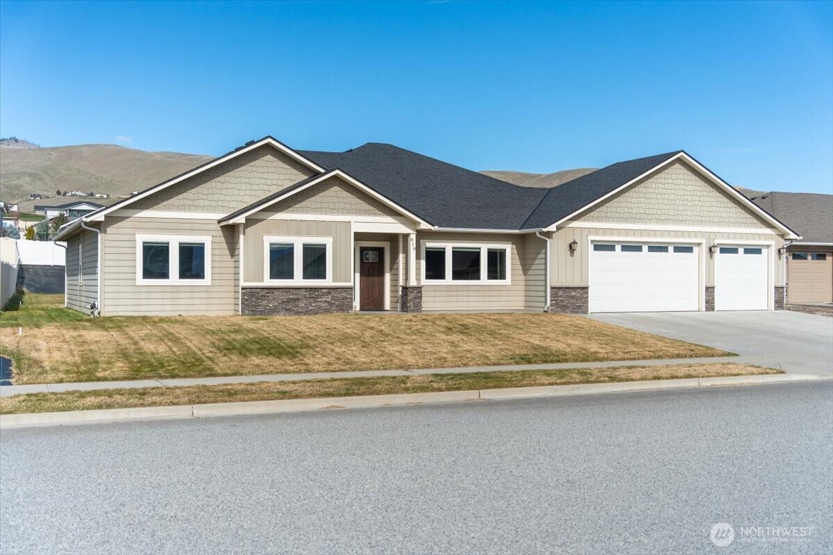 819 Autumn Crest Drive Wenatchee, WA 98801 - Photo 2 of 38