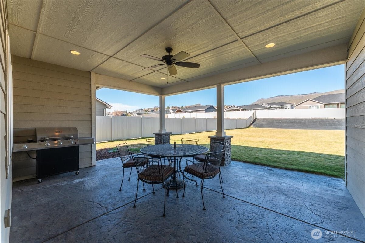 819 Autumn Crest Drive Wenatchee, WA 98801 - Photo 4 of 38