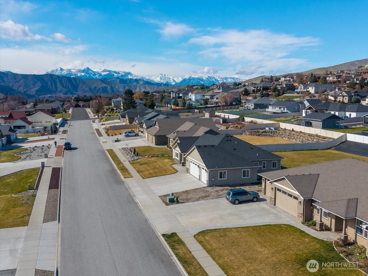 819 Autumn Crest Drive Wenatchee, WA 98801 - Photo 5 of 38