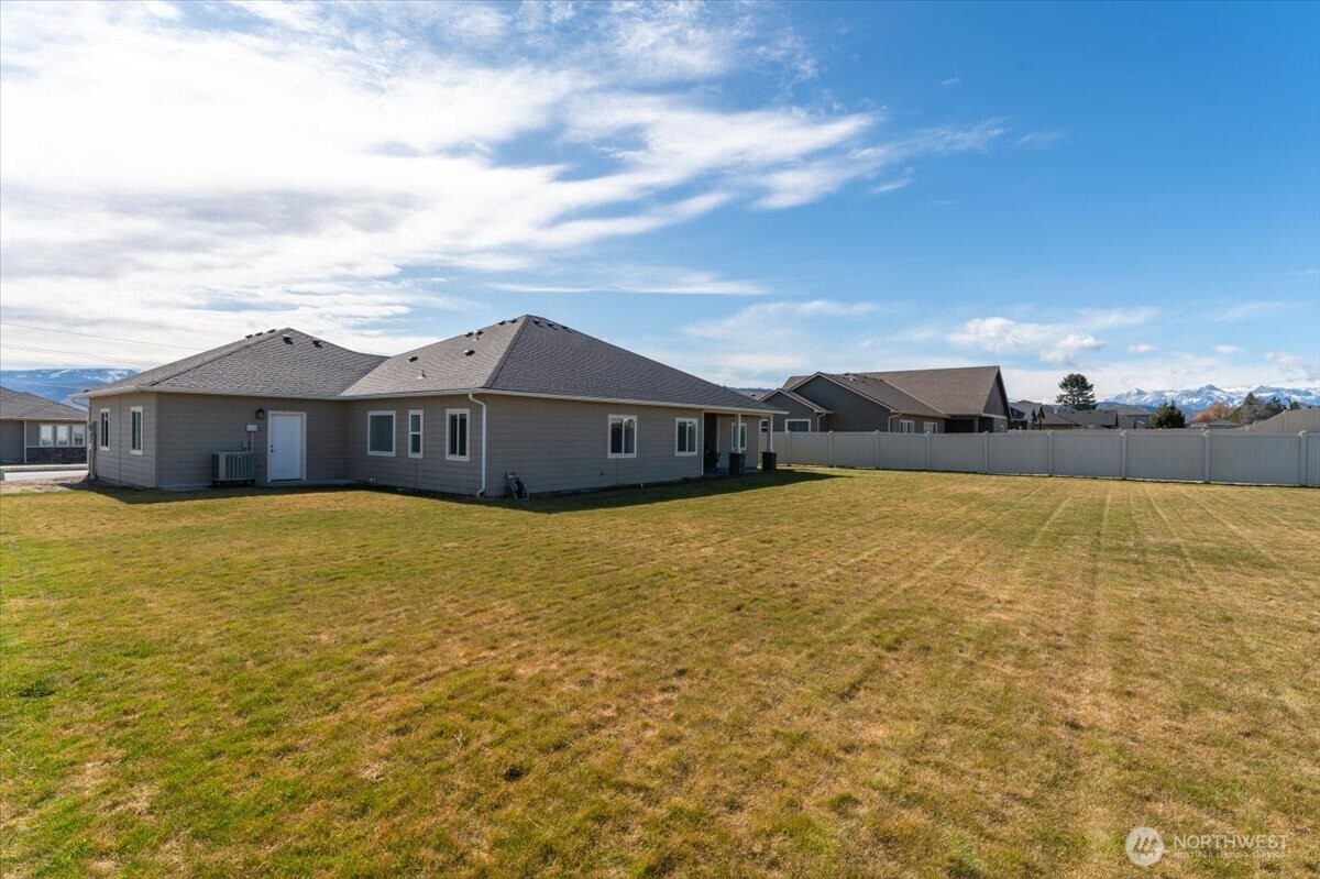 819 Autumn Crest Drive Wenatchee, WA 98801 - Photo 10 of 38