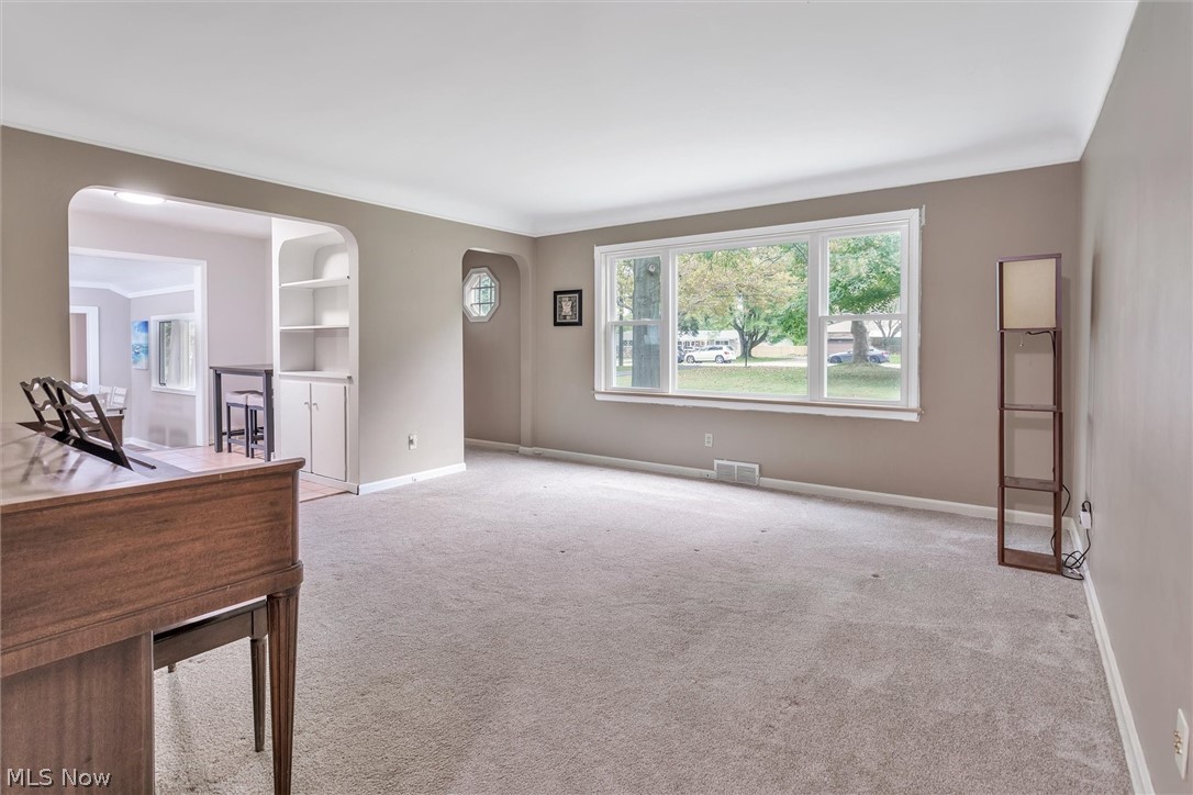 996 Ford Road Cleveland, OH 44143 - Photo 2 of 35 Living Room
