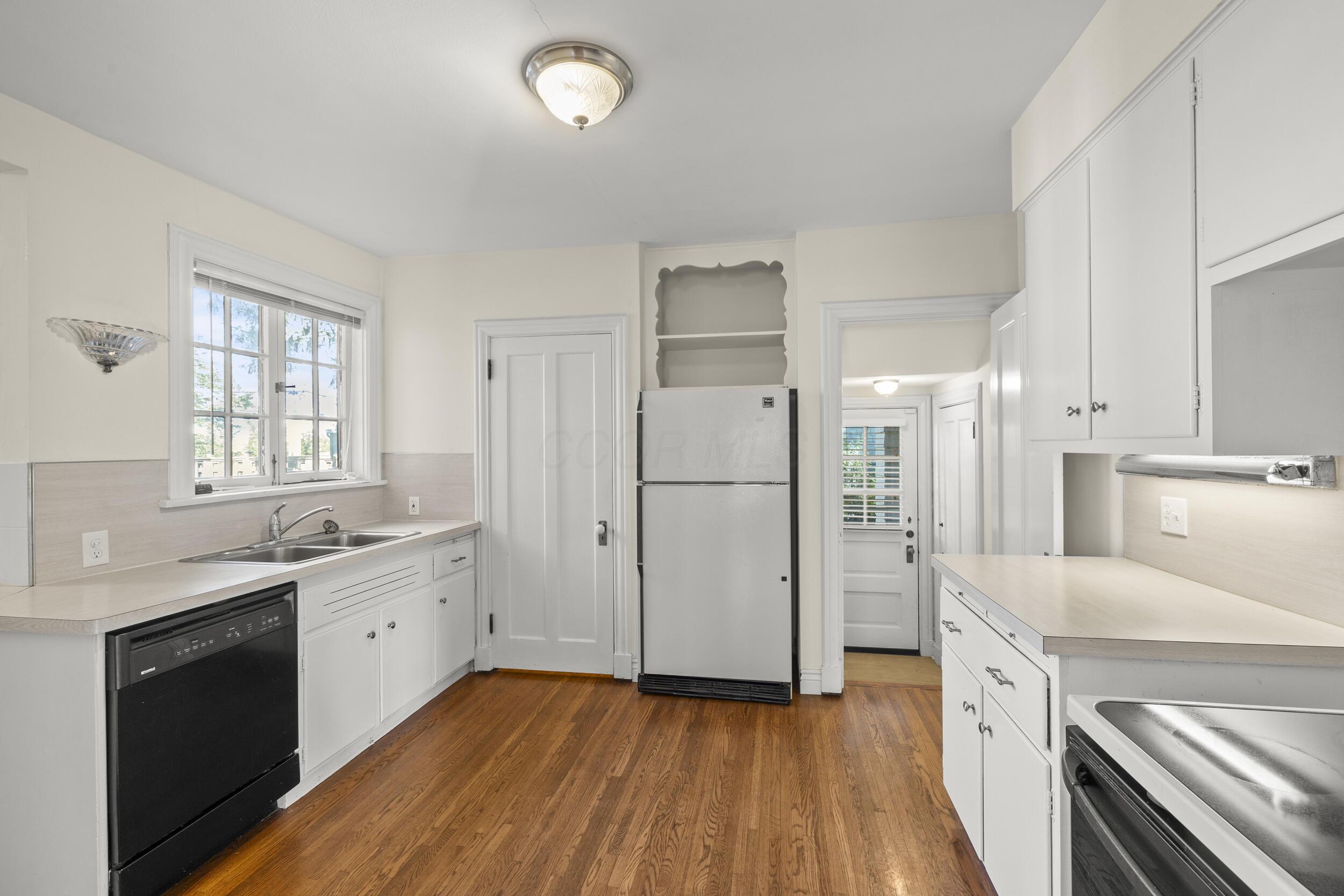 1955 Coventry Road Columbus, OH 43212 - Photo 20 of 46 23_kitchen 01
