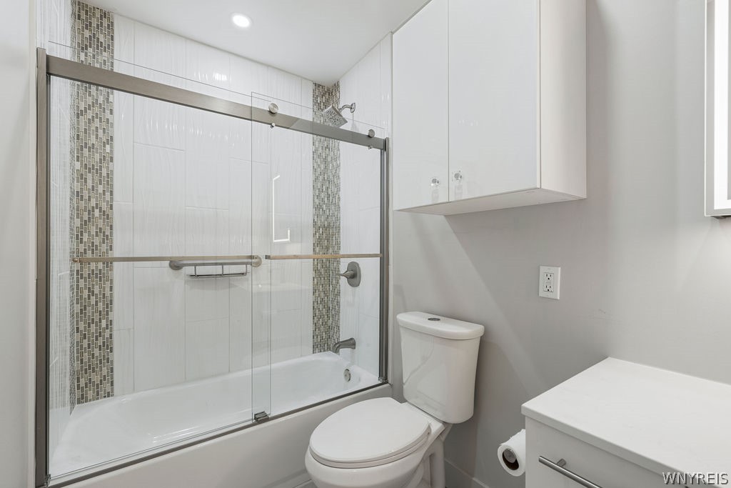 855 Madison Avenue Lewiston, NY 14092 - Photo 9 of 20 Main bath