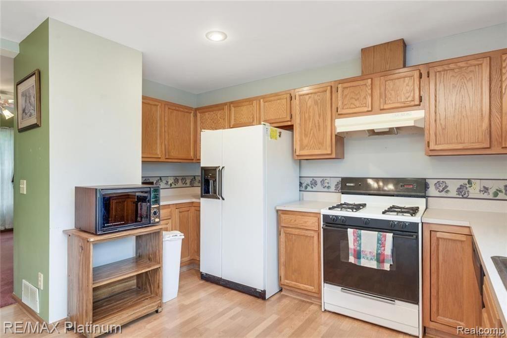 6410 Hartland Road Fenton, MI 48430 - Photo 7 of 11 GetMedia (3).jpg