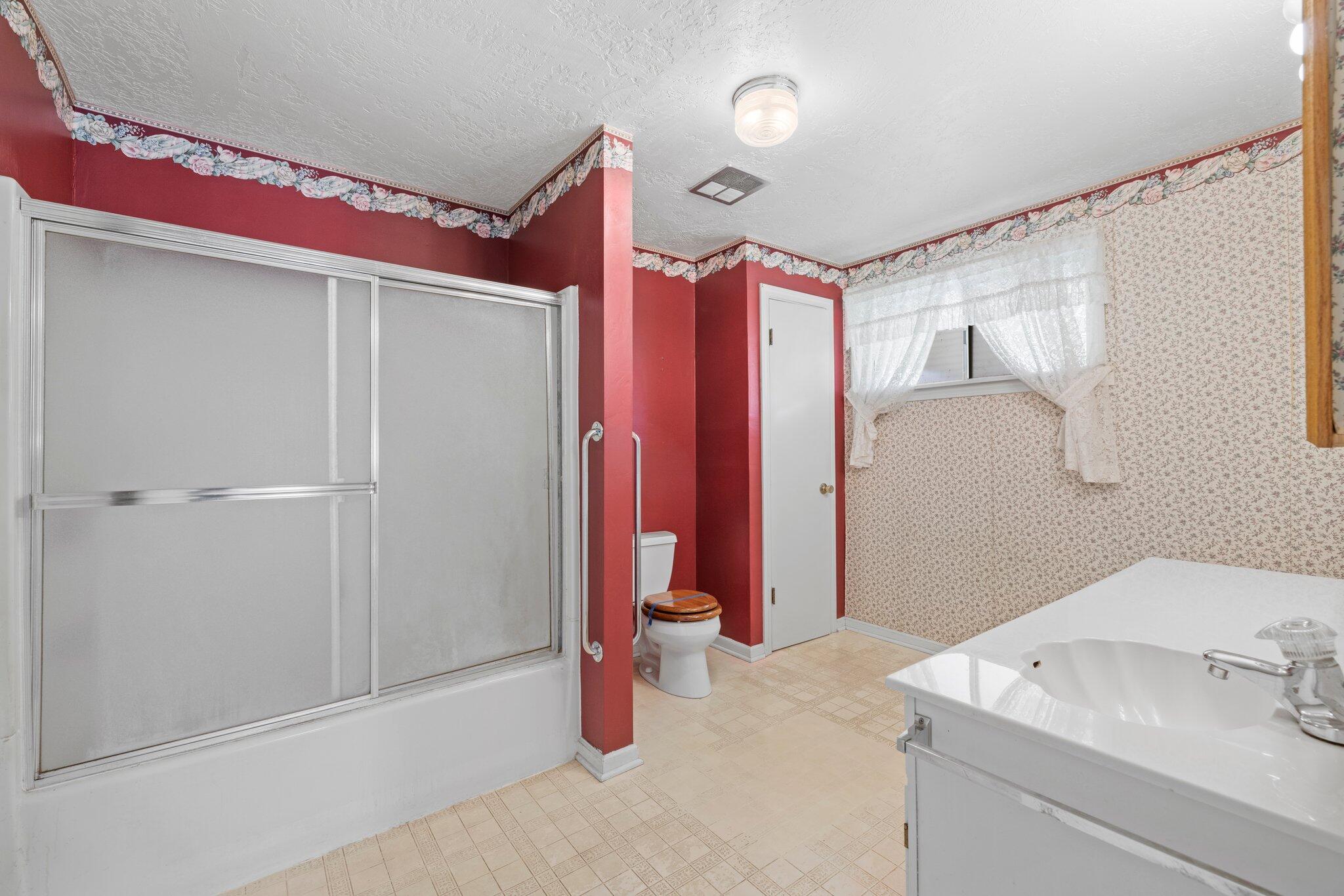 7385 Maple Lane Central Point, OR 97502 - Photo 17 of 26 23-web-or-mls-WCI_4843