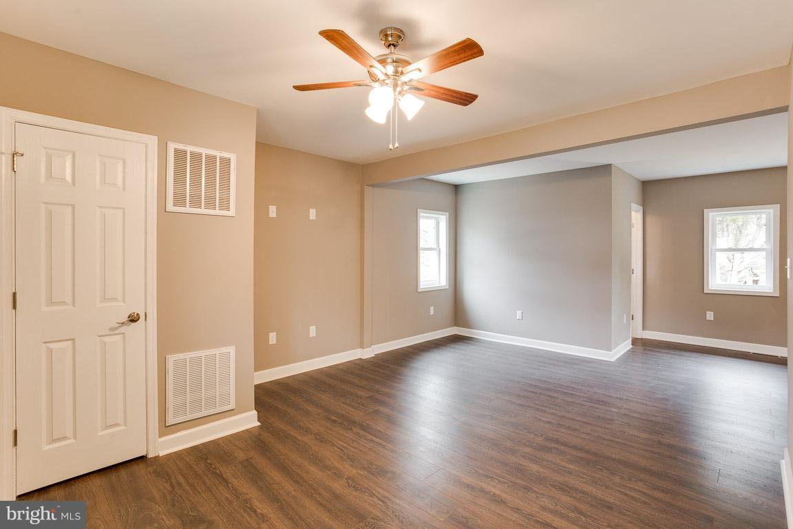303 North Duey Road Remington, VA 22734 - Photo 6 of 30 Living Room