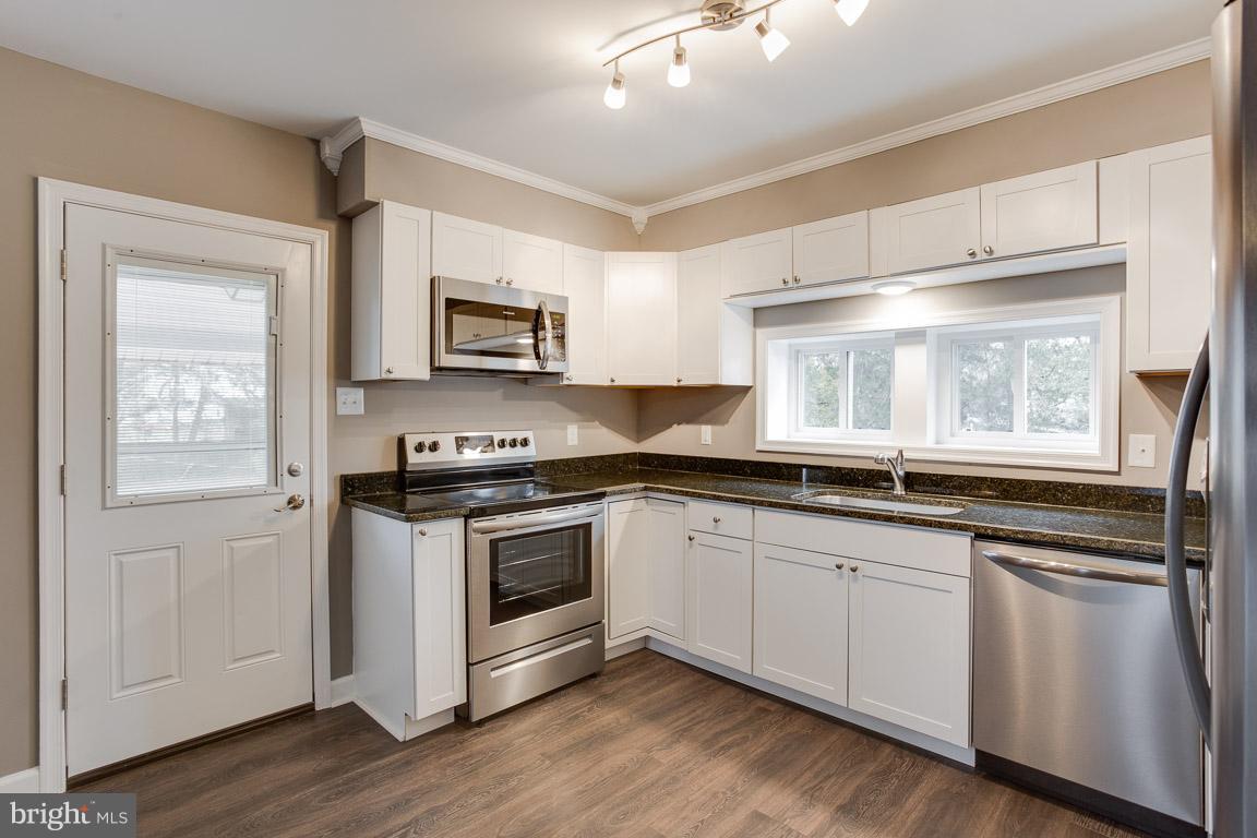 303 North Duey Road Remington, VA 22734 - Photo 8 of 30 New Cabinets, SS Appl, Door, Lighting, Floors!