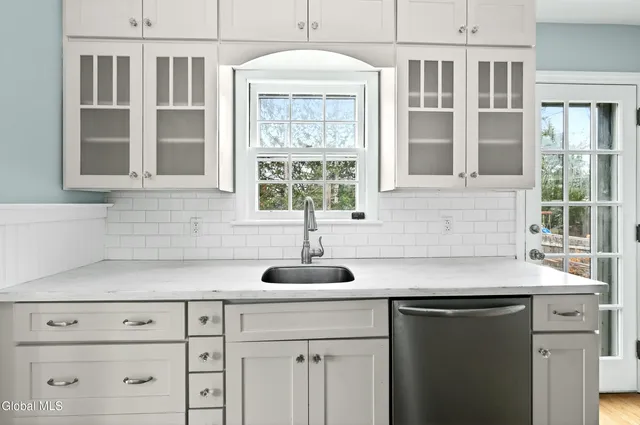 $320,000 | 142 Kenwood Avenue, Bethlehem, NY 12054