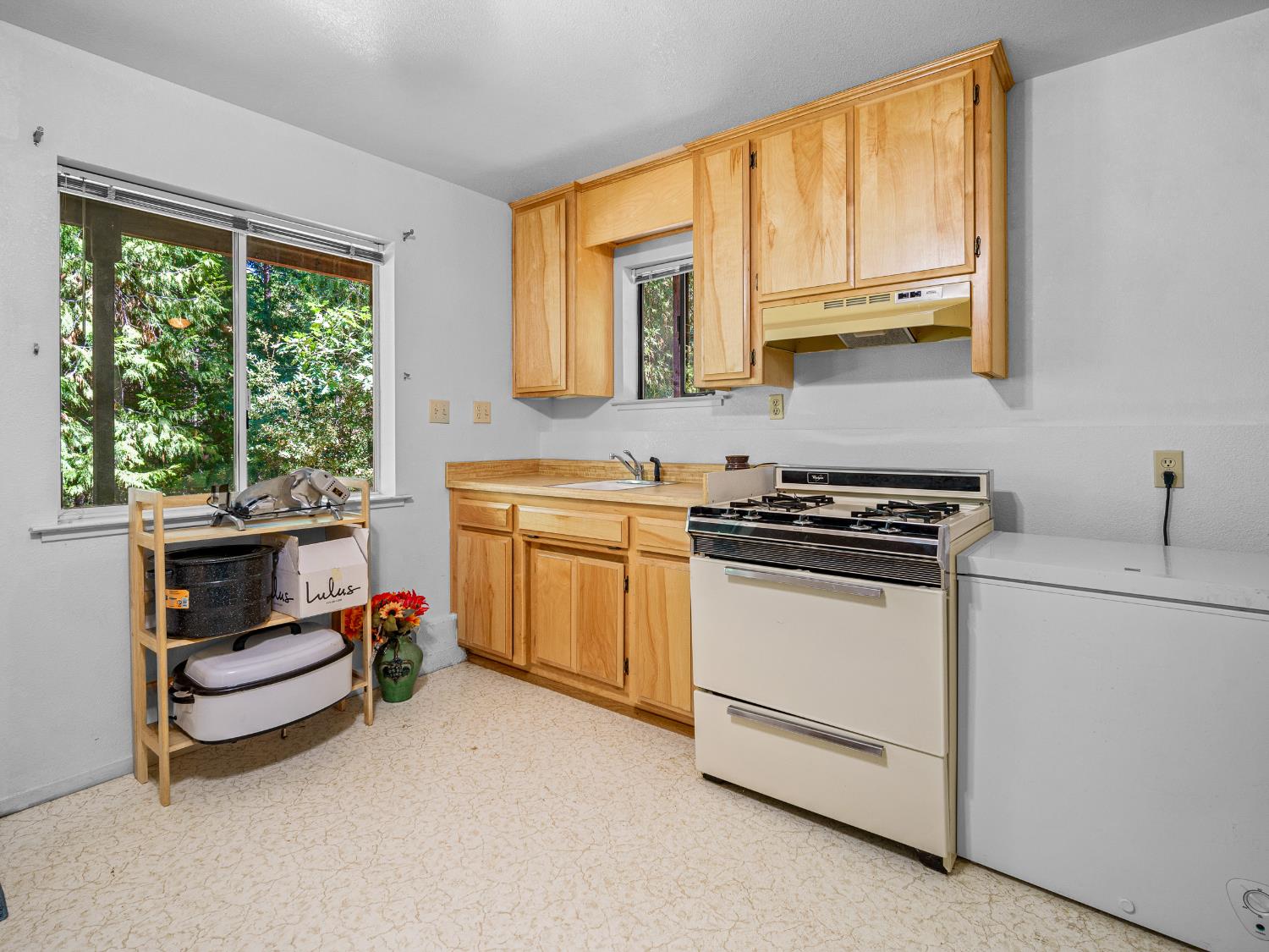 18960 Quailrun Fiddletown, CA 95629 - Photo 26 of 32 a kitchen that has a sink and a stove