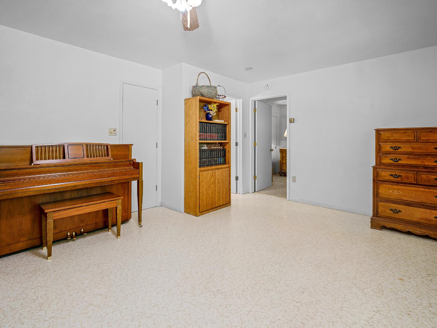 18960 Quailrun Fiddletown, CA 95629 - Photo 27 of 32 a view of room with furniture and air conditioner