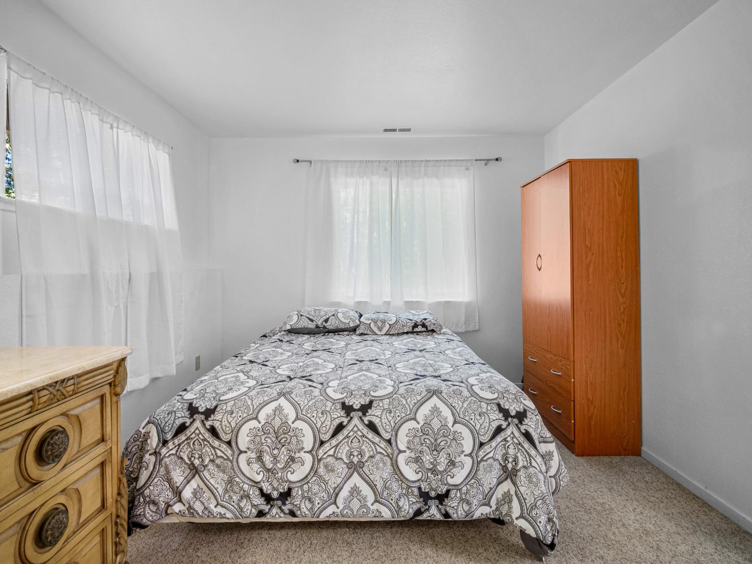 18960 Quailrun Fiddletown, CA 95629 - Photo 28 of 32 a bedroom with a bed and a window