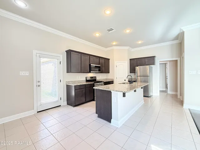 $2,100 | 206 Caillou Grove Road, Youngsville, LA 70592