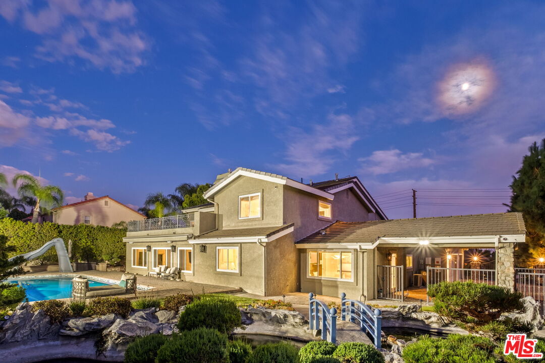 1047 East Pomello Drive Claremont, CA 91711 - Photo 5 of 73 a front view of a residential apartment building with a yard