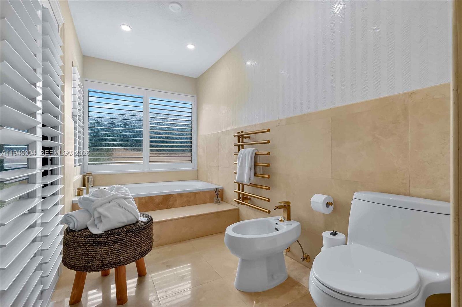 13945 North Cartee Road Palmetto Bay, FL 33158 - Photo 20 of 29 a bathroom with a toilet a sink and bathtub