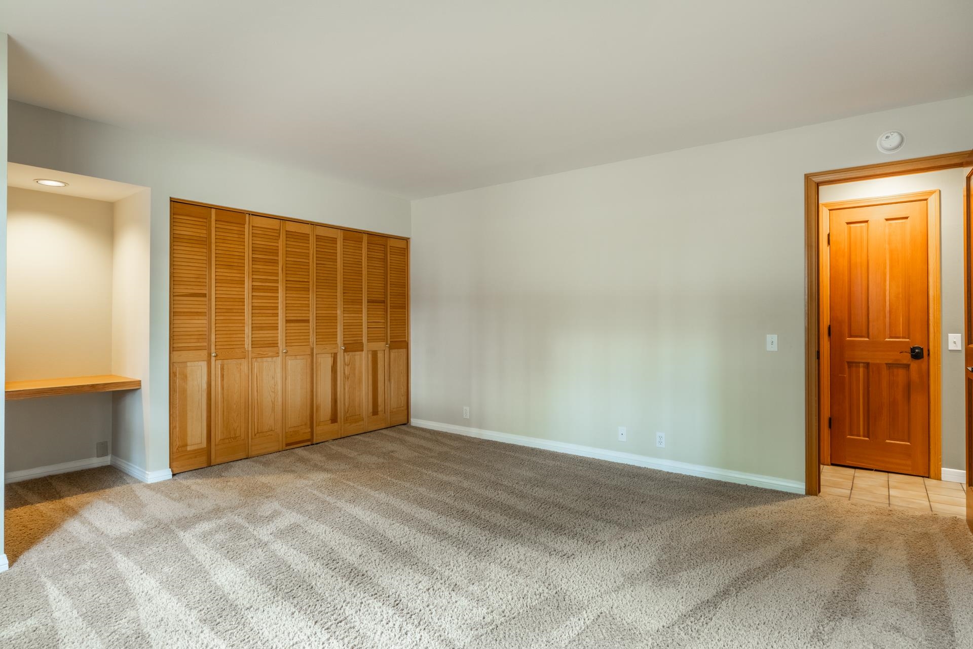 272 Ridge Way Mammoth Lakes, CA 93546 - Photo 38 of 55 Spacious room featuring light-toned walls and plush carpet flooring
