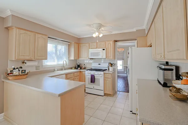 $699,900 | 229 Tudor Lane, Schaumburg, IL 60193