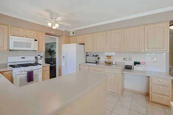 $699,900 | 229 Tudor Lane, Schaumburg, IL 60193