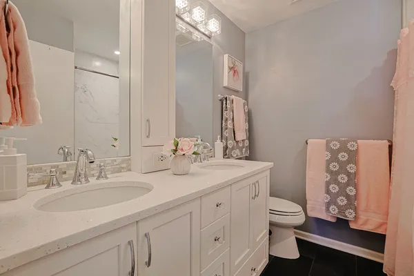 $699,900 | 229 Tudor Lane, Schaumburg, IL 60193