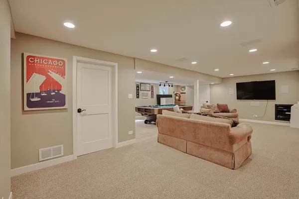 $699,900 | 229 Tudor Lane, Schaumburg, IL 60193