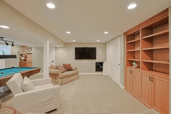 $699,900 | 229 Tudor Lane, Schaumburg, IL 60193