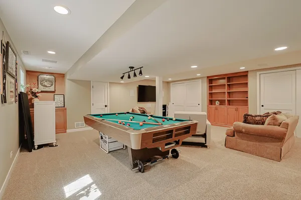$699,900 | 229 Tudor Lane, Schaumburg, IL 60193