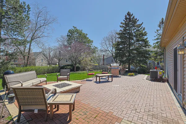$699,900 | 229 Tudor Lane, Schaumburg, IL 60193