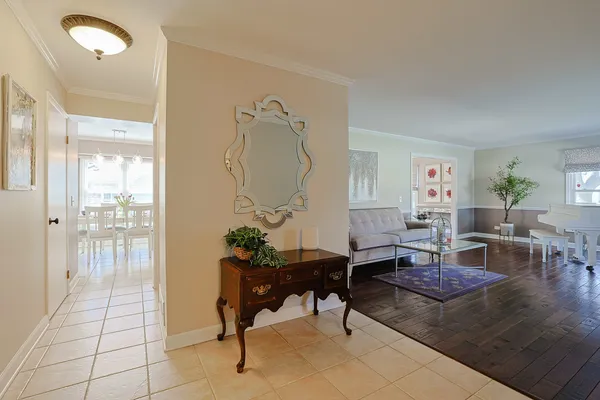 $699,900 | 229 Tudor Lane, Schaumburg, IL 60193