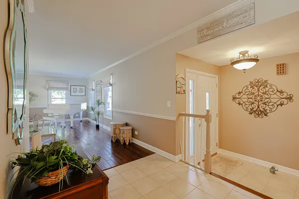 $699,900 | 229 Tudor Lane, Schaumburg, IL 60193