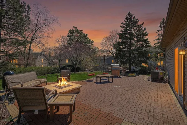 $699,900 | 229 Tudor Lane, Schaumburg, IL 60193