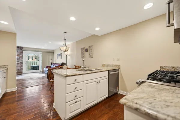 $530,000 | 1122 Creekside Drive, Wheaton, IL 60189