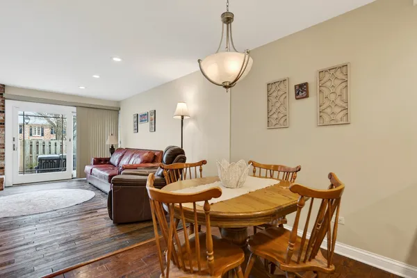 $530,000 | 1122 Creekside Drive, Wheaton, IL 60189