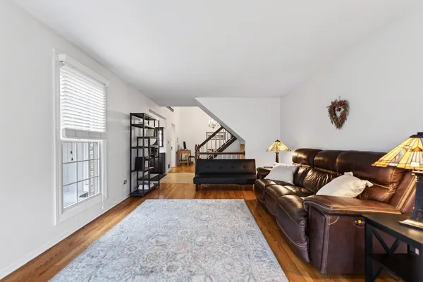 $530,000 | 1122 Creekside Drive, Wheaton, IL 60189