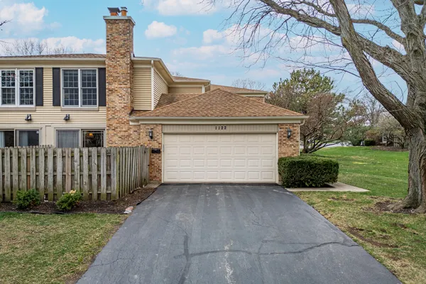 $530,000 | 1122 Creekside Drive, Wheaton, IL 60189