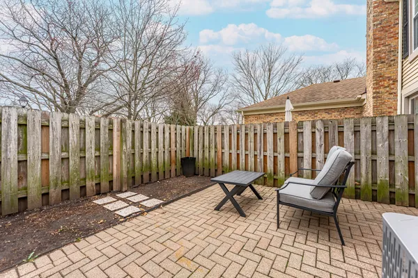 $530,000 | 1122 Creekside Drive, Wheaton, IL 60189