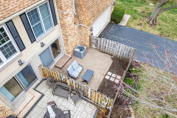 $530,000 | 1122 Creekside Drive, Wheaton, IL 60189