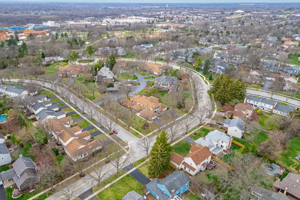 $530,000 | 1122 Creekside Drive, Wheaton, IL 60189