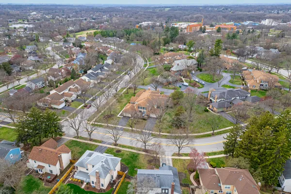 $530,000 | 1122 Creekside Drive, Wheaton, IL 60189