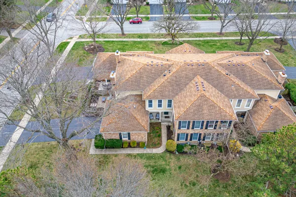 $530,000 | 1122 Creekside Drive, Wheaton, IL 60189