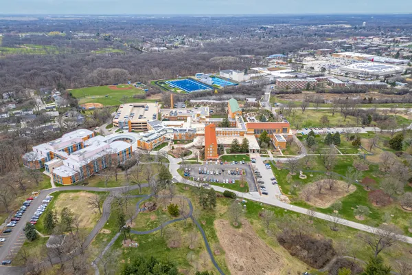 $530,000 | 1122 Creekside Drive, Wheaton, IL 60189