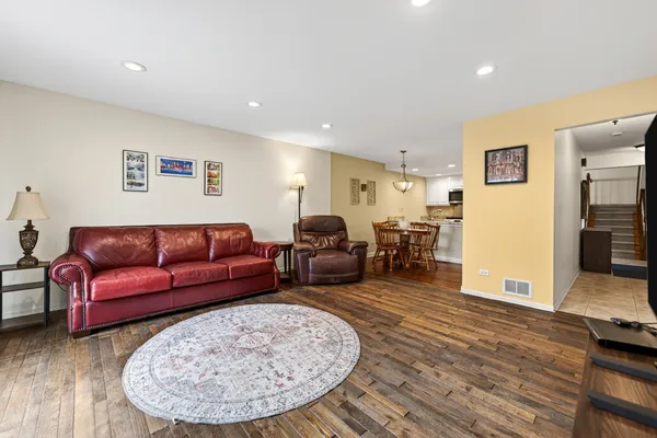 $530,000 | 1122 Creekside Drive, Wheaton, IL 60189