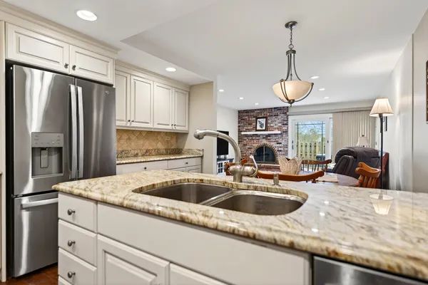 $530,000 | 1122 Creekside Drive, Wheaton, IL 60189