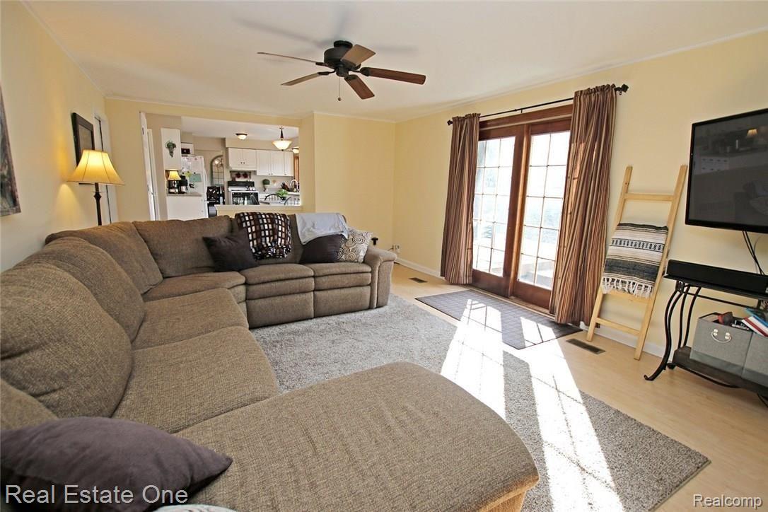 1345 East Fairview Lane Rochester, MI 48306 - Photo 25 of 58 25) Family Room.jpg