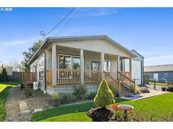 a view of a house with backyard