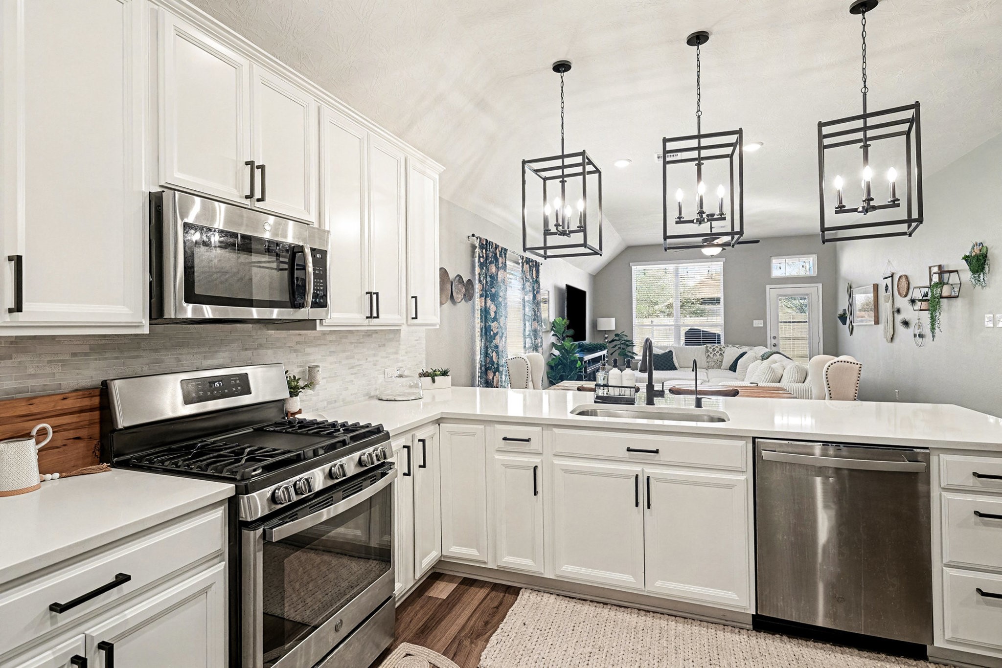 3309 Rolling View Court Conroe, TX 77301 - Photo 7 of 27 This phenomenal kitchen also offers breakfast bar seating and an adorable breakfast nook.