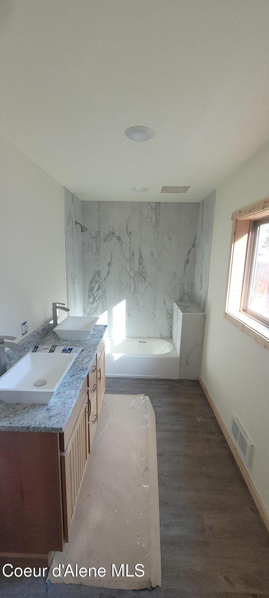 45 Waterside Lane Sagle, ID 83860 - Photo 15 of 33 Upper west lower-level ensuite bath