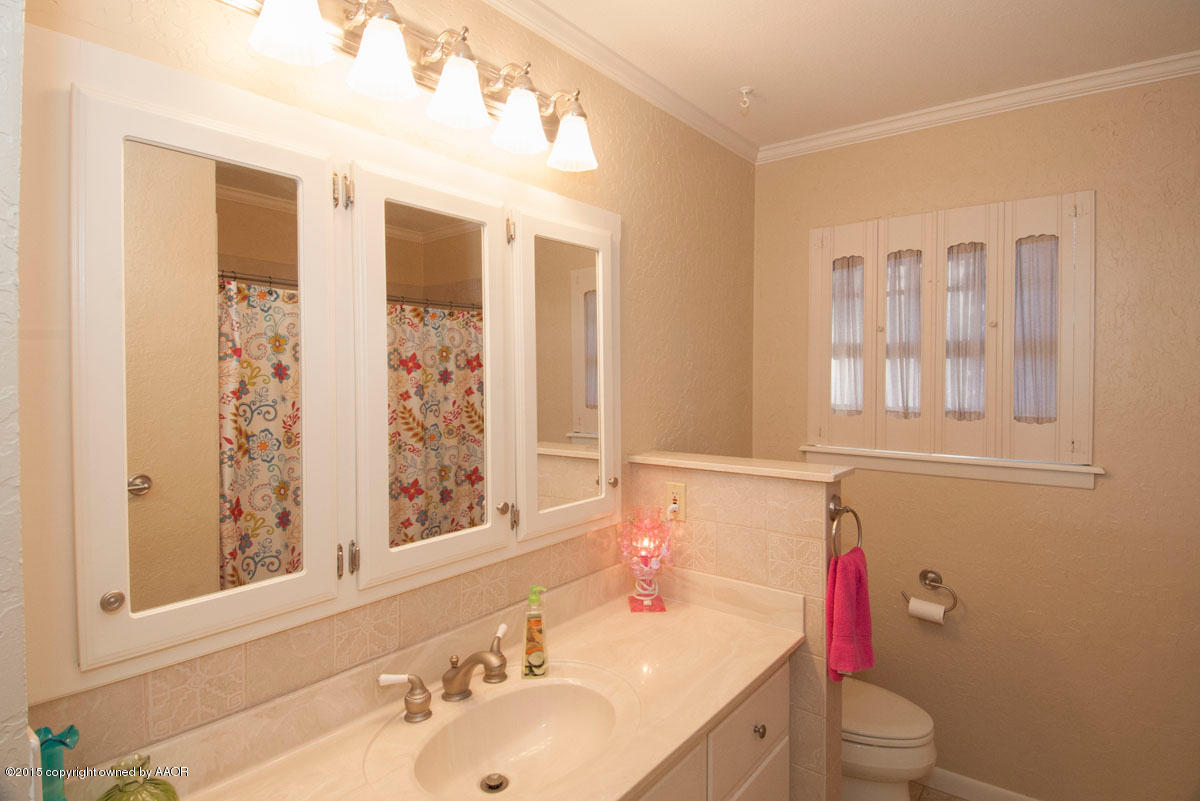 6217 Calumet Road Amarillo, TX 79106 - Photo 20 of 36 BATHROOM 2 VIEW 1