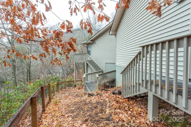 a view of a house with backyard and trees