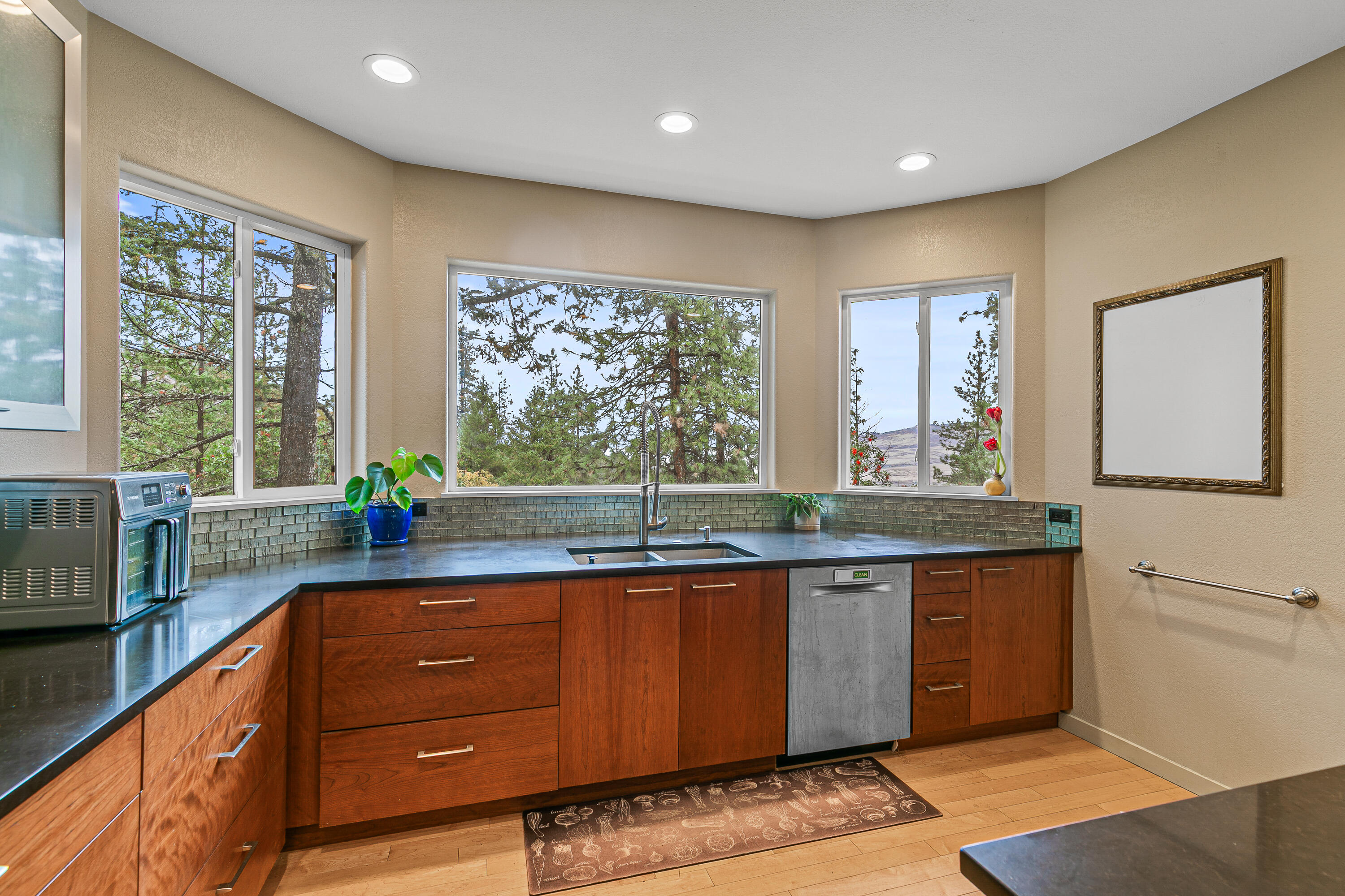 461 Waterline Road Ashland, OR 97520 - Photo 4 of 34 9R9A8417
