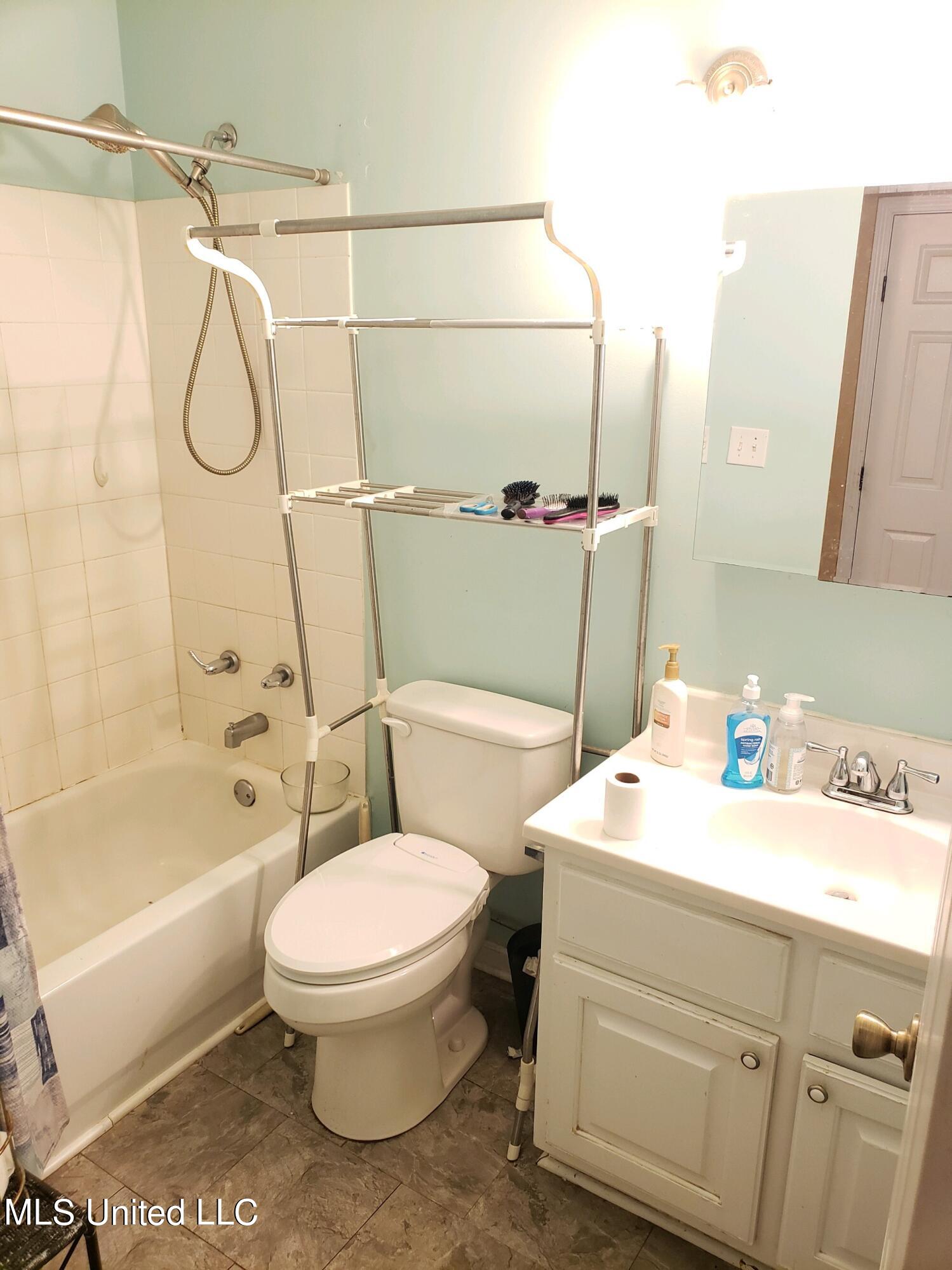 193 Chickasaw Ridge Pope, MS 38658 - Photo 9 of 23 Downstairs Bathroom